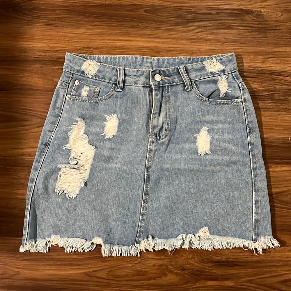 SHEIN Light Wash 5 Pocket Distressed Denim Skirt in a size Large